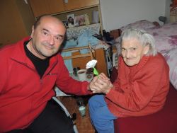 MDŽ – rozdávanie ručne vyrábaných kvietkov pre ženy v našom zariadení