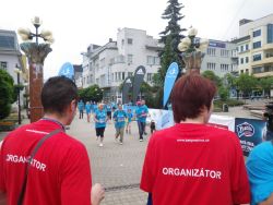 Organizátori čakajú na bežcov, aby im odovzdali medailu.