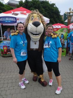 Šťastné bežkyne pózujú pri levovi