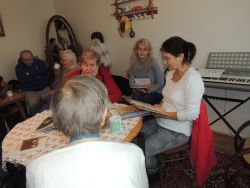 Čítanie bájok v Babičkinej izbe pracovníčkami Považskej knižnice, pobočky SNP