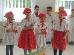 Deň matiek - detský folkórny súbor PONIKLEC, vystúpenie detí z MŠ