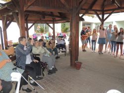 Návšteva dobrovoľníkov zo Združenia kresťanskej mládeže a taoistického Tai Chi
