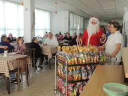 Návšteva sv. Mikuláša s pomocníkmi v zariadení 2016