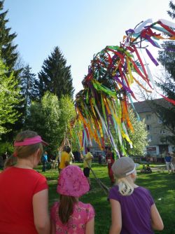 Stavanie mája (ul. Lánska) 