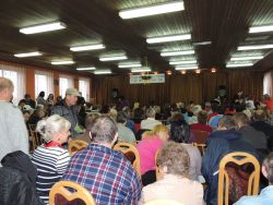 Sála je plná ľudí