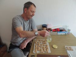 Veľkonočné pečenie a výroba ozdôb v terapeutickej miestnosti na 3. poschodí