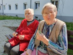 Posedenie v záhrade - 20240430_104206_zmensena